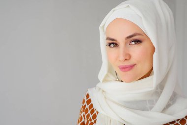Başörtüsü takan Müslüman Arap kadının portresi, kameraya bakıyor