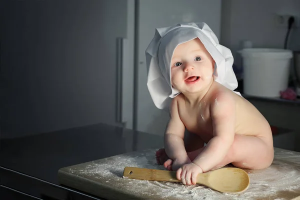เด็กชายเปลือยเปล่า เด็กชายขนมปังกับหมวกปรุงอาหารในครัว — ภาพถ่ายสต็อก