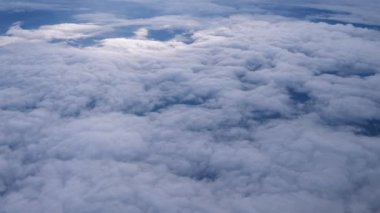 Bulutların tabakasıüzerinde uçmak ve bulutların arasından manzaraya bakmak.