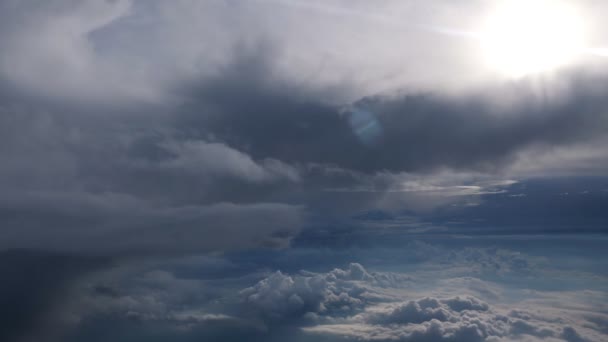 Πετώντας ανάμεσα σε στρώματα από σύννεφα σε όμορφο συννεφι στον ουρανό στο αεροπλάνο. — Αρχείο Βίντεο