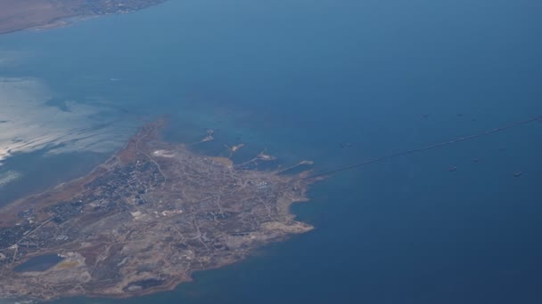 Vliegen over de zee-eilanden, uitzicht vanaf het vliegtuig. — Stockvideo