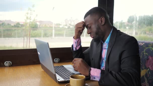 Black man works on laptop but its broken and he nervous and knocking on keys. — Stock Video