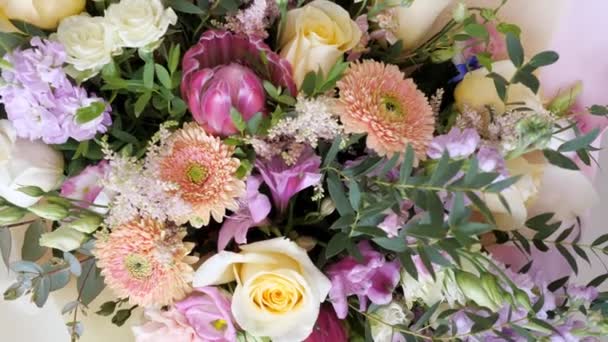 Schöner großer Strauß beiger Astras, lila Lilien, weißer und gelber Rosen. — Stockvideo