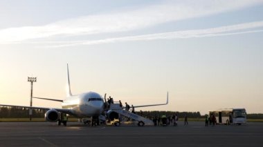 Nizhnekamsk, Rusya, 25-05-2019: Havaalanı havaalanına uçağa binen ler.