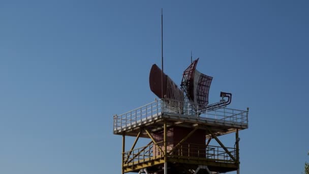 Defensa antiaérea en el aeropuerto, localizador girando en torre de control de radar . — Vídeo de stock