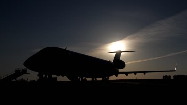 Luchthaven werken op airstrip. — Stockvideo