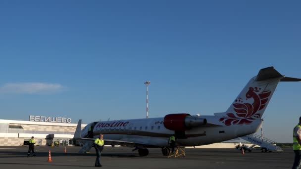 Nižněkamsk, Rusko, 25-05-2019: personál připravuje letadlo k letu na letišti. — Stock video