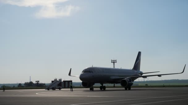 Nizhnekamsk, Rusia, 25-05-2019: El personal de tierra prepara el avión para volar en pista . — Vídeo de stock