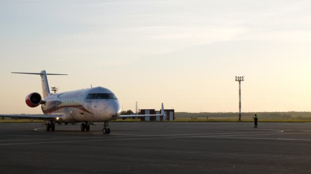 Nizhnekamsk, russland, 25-05-2019: Flugzeug fährt vor dem Start auf Landebahn. — Stockvideo