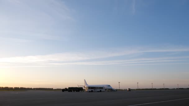 Nižnekamsk, Rusko, 25-05-2019: Airfield s letouny na dráze a autobusem. — Stock video