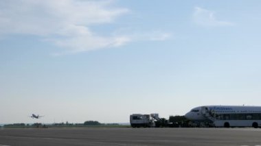 Nizhnekaysk, Rusya, 25-05-2019: pist, otobüs ve insanlar üzerinde uçaklar ile Havaalanı.