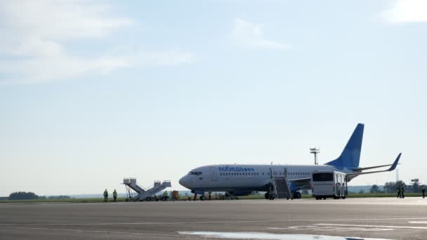 Nizhnekamsk, Rusia, 25-05-2019: Autobús con pasajeros acercándose al avión — Vídeos de Stock