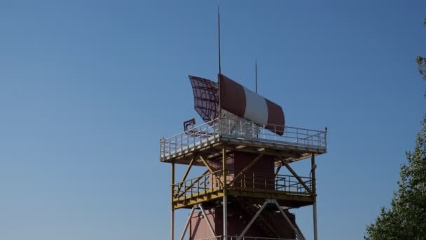 Protiletadlová obrana na letišti, Lokátor spřádání na radarové řídící věži. — Stock video