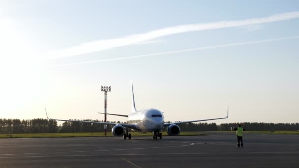 Nizhnekamsk, russland, 25-05-2019: Arbeiter zeigt Stop-Rot für Flugzeug auf der Landebahn. — Stockvideo