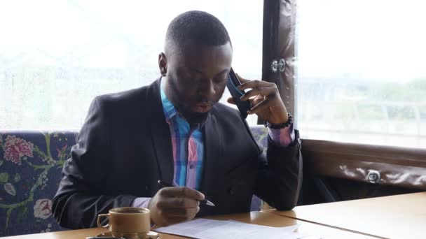 Empresario afroamericano está llamando a smartphone — Vídeo de stock