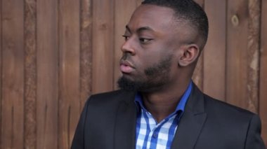 Afro Amerikan adam içinde takım elbise dönüyor Gead ve Smiling.