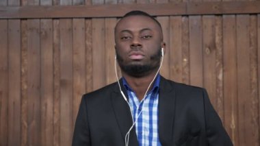 Takım elbise ve gömlek Afro Amerikan adam müzik dinleme