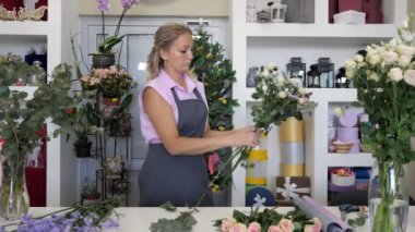 Çiçek dükkanında iş yerinde profesyonel çiçekçi.