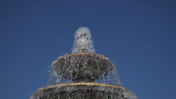 Fonte forma clássica em três tigelas redondas com jatos em cascata no parque da cidade . — Vídeo de Stock