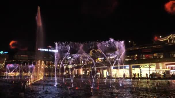 Stambuł, Turcja, 28-05-2019: fontanna z wodą, oświetlenie światła i ognia. — Wideo stockowe