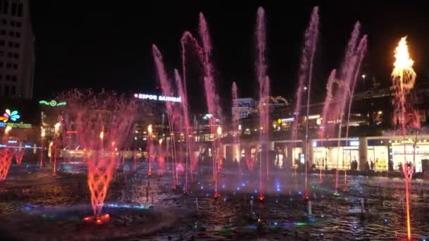 Stambuł, Turcja, 28-05-2019: fontanna z wodą, oświetlenie światła i ognia. — Wideo stockowe
