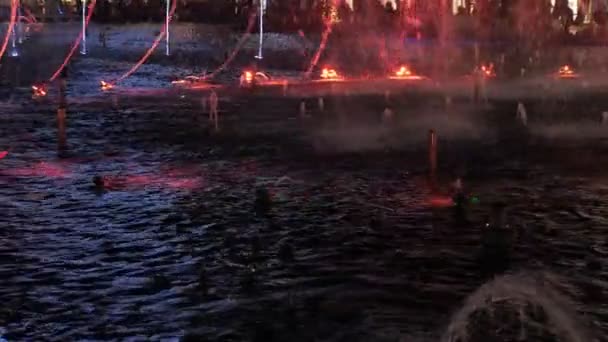 Fontana con acqua, luce e illuminazione del fuoco . — Video Stock