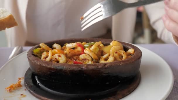 Femme mange des crevettes chaudes frites avec des légumes servis dans un bol d'argile, plat de gros plan . — Video