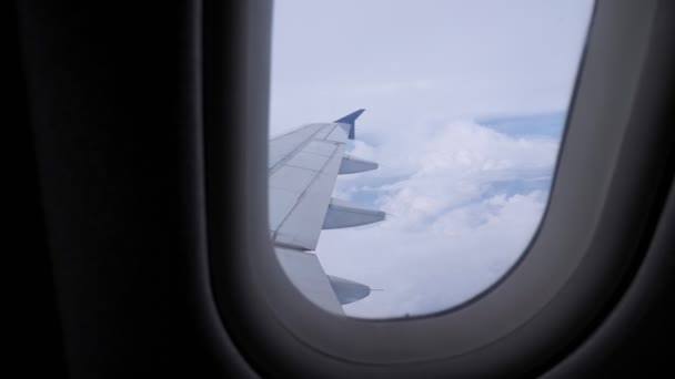 Vue de la fenêtre de l'avion sur l'aile, le ciel et les nuages . — Video