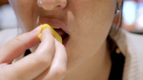 Mulher está comendo batatas fritas fast food, closeup boca . — Vídeo de Stock