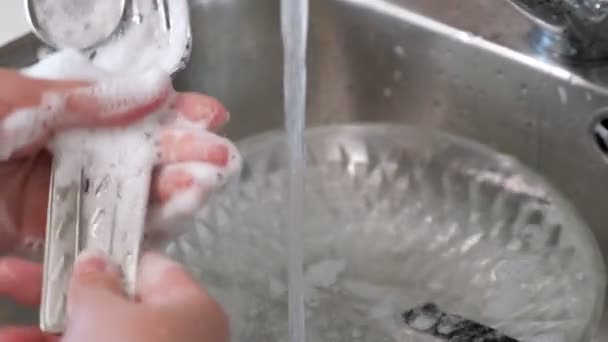 Kvinnan tvättar rätterna med händerna, händer närbild. — Stockvideo