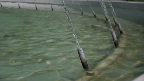 L'acqua scorre lungo i gradini di ceramica blu in fontana nel parco cittadino . — Video Stock
