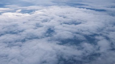Bulutların tabakasıüzerinde uçmak ve bulutların arasından manzaraya bakmak.
