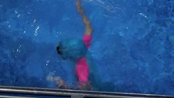 Menina está mergulhando subaquático na piscina — Vídeo de Stock