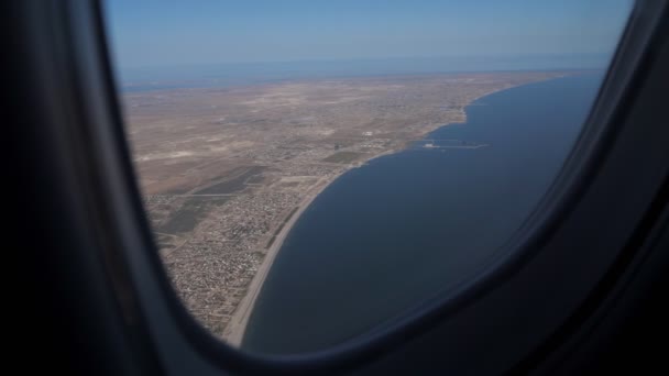 Überfliegen der Meeresinseln, Blick aus dem Flugzeug. — Stockvideo