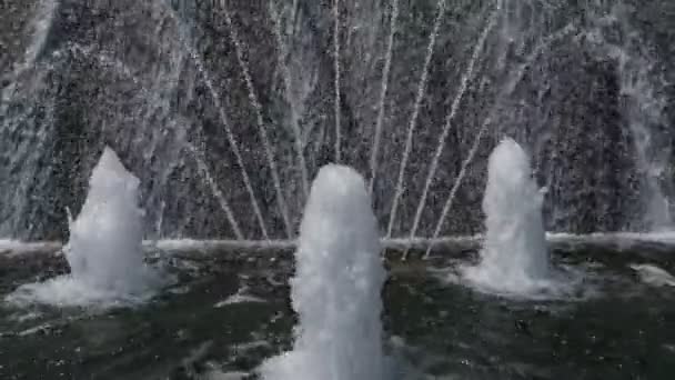 Fuente con chorros de agua de elevación y pared con agua que cae, vista de primer plano . — Vídeo de stock