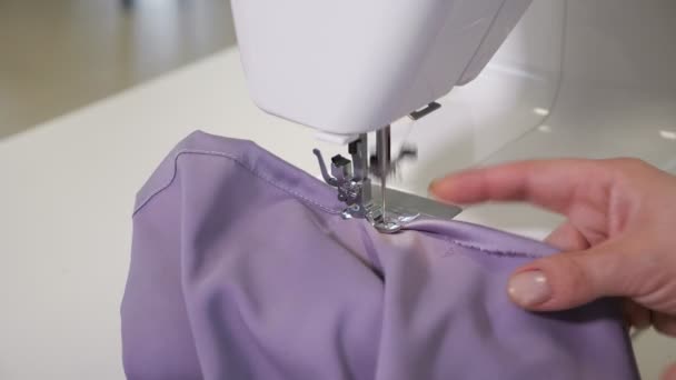 Seamstress pracuje w maszynie do szycia sprawia, że proste szwy na tkaninie, ręce zbliżenie. — Wideo stockowe