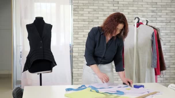 Tailor nő intézkedések ruhával használja szalagot az asztalra, hogy a minta a jövő ruhákat. — Stock videók