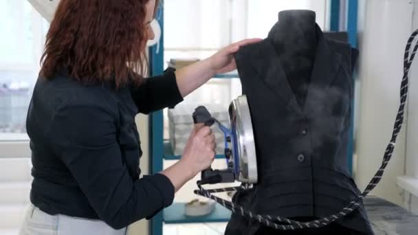 Naadloos werkend strijk vest op mannequin met Steam in tailoring workshop. — Stockvideo