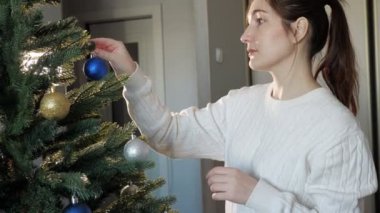 at kuyruğu ile mutlu genç bayan noel ağacı süsler