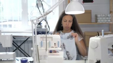 Overlok bez kenarlarında atölye atölyesinde dikiş terzisi, eller closeup.