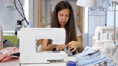 Dikiş makinesinde dikiş kıyafetleri atölyesinde iş yerinde terzi