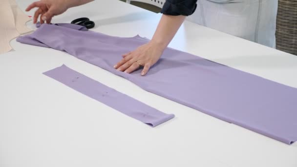 Dressmaker creëert nieuwe kleding. — Stockvideo