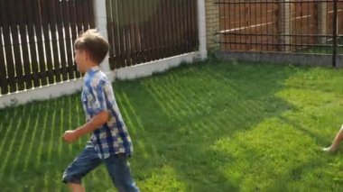 gülümseyen küçük çocuklar yeşil bahçesinde çim boyunca çalışan gülmek