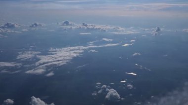 Bulutların tabakasıüzerinde uçmak ve bulutların arasından manzaraya bakmak.