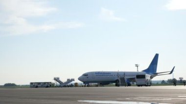 Nizhnekaysk, Rusya, 25-05-2019: uçağa yaklaşan yolcular ile otobüs