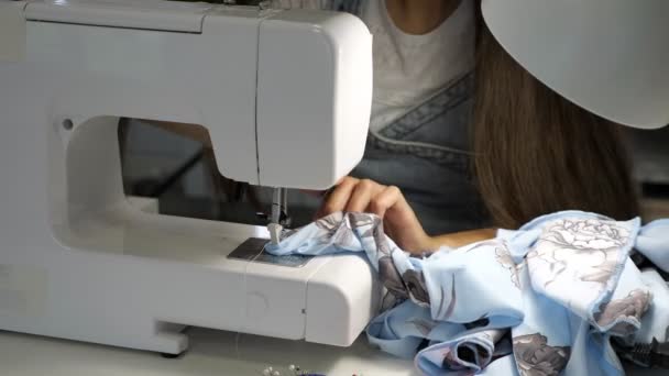 Naaister werkt bij naaimachine maakt rechte naden op doek, handen close-up. — Stockvideo