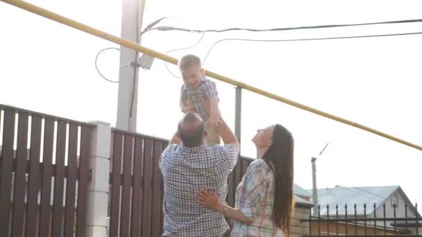 Padre tiene e lancia fino al cielo adorabile figlioletto — Video Stock