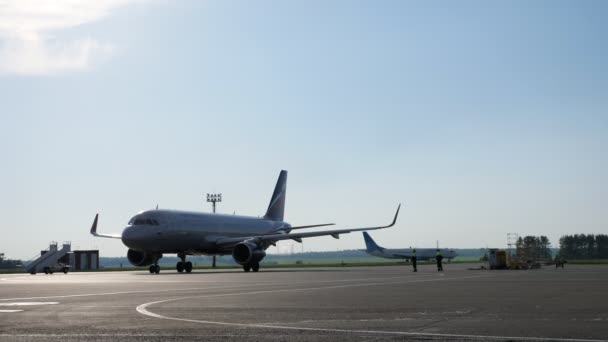 Nizhnekamsk, Rusia, 25-05-2019: El personal de tierra prepara el avión para volar en pista . — Vídeo de stock