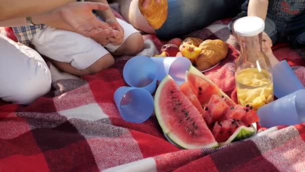 Одеяло с нарезанными стаканами из арбуза и персиковым соком — стоковое видео