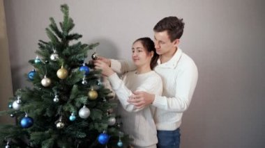 adam bayan arkasında duruyor noel ağacı dekorasyon yardımcı olur